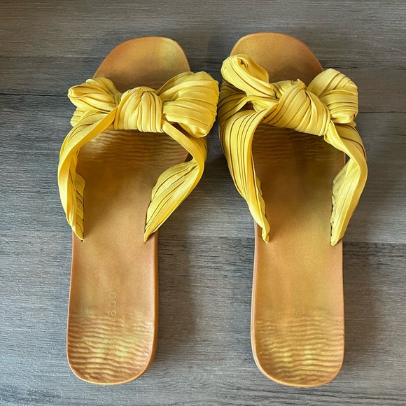 Yellow/gold sandals - Picture 2 of 3